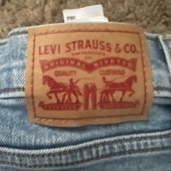 Levi's Wonen’s Relaxed Fit Distressed Blue Jeans - Picture 3 of 5